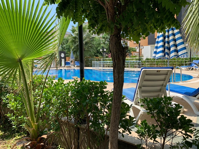 غرفة وصالة باطلالة بحرية في منطقة كاستل الراقية / الانيا 