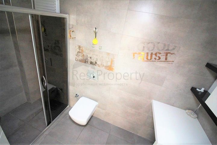 غرفة وصالة باطلالة بحرية في منطقة كاستل الراقية / الانيا 