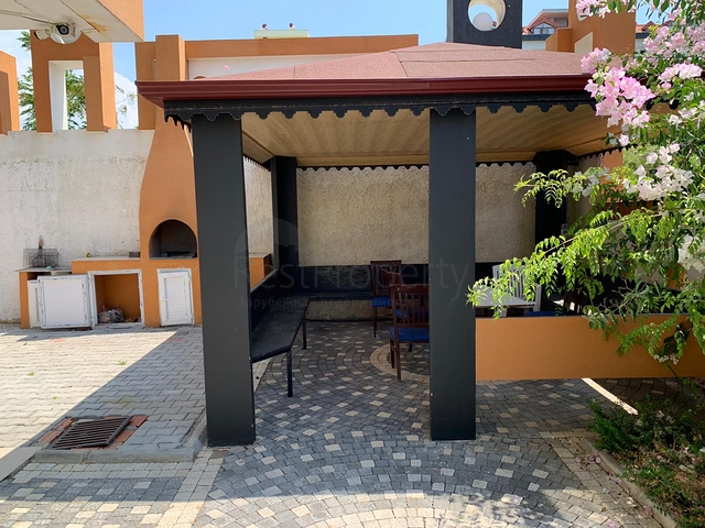 غرفة وصالة باطلالة بحرية في منطقة كاستل الراقية / الانيا 