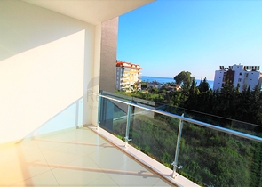 غرفة وصالة باطلالة بحرية في منطقة كاستل الراقية / الانيا 