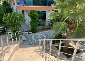 غرفة وصالة باطلالة بحرية في منطقة كاستل الراقية / الانيا 