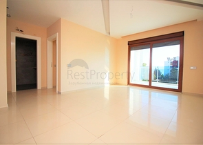 غرفة وصالة باطلالة بحرية في منطقة كاستل الراقية / الانيا 