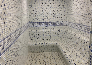 غرفة وصالة باطلالة بحرية في منطقة كاستل الراقية / الانيا 