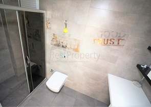 غرفة وصالة باطلالة بحرية في منطقة كاستل الراقية / الانيا 