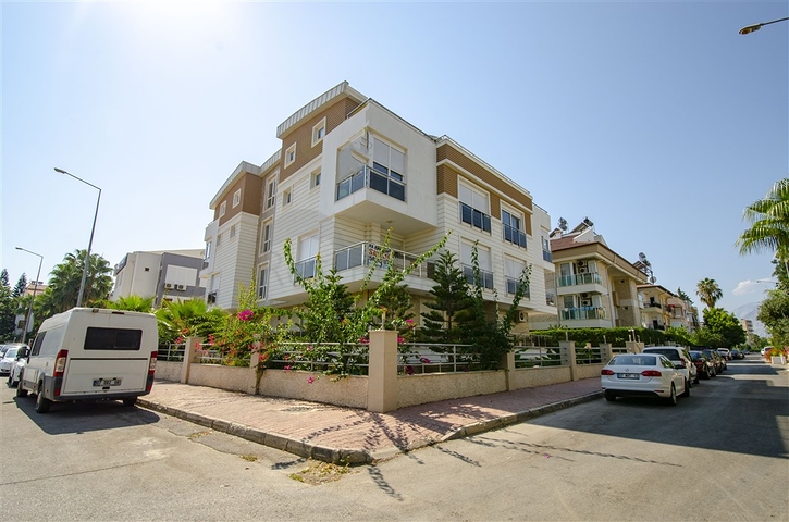 بناء كامل يصلح لان يكون شققاً فندقية من 15 غرفة في غورسو كونيالتي أنطاليا 200 م إلى البحر 