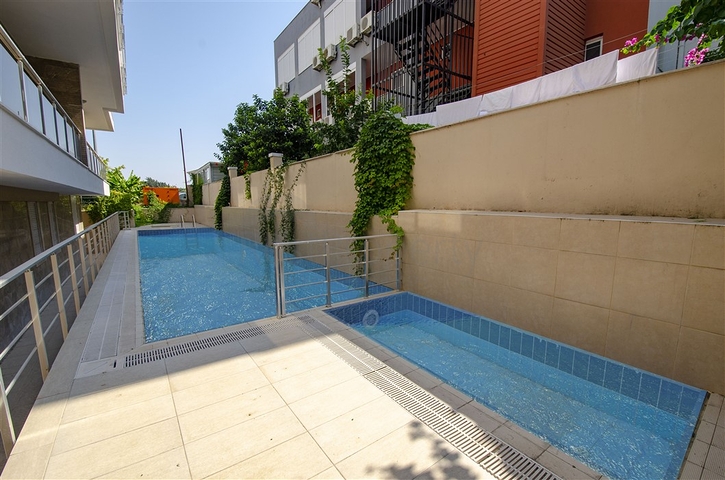 بناء كامل يصلح لان يكون شققاً فندقية من 15 غرفة في غورسو كونيالتي أنطاليا 200 م إلى البحر 