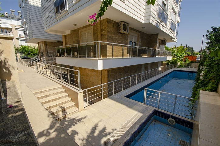 بناء كامل يصلح لان يكون شققاً فندقية من 15 غرفة في غورسو كونيالتي أنطاليا 200 م إلى البحر 