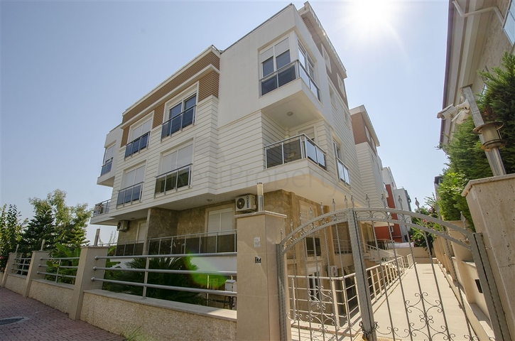 بناء كامل يصلح لان يكون شققاً فندقية من 15 غرفة في غورسو كونيالتي أنطاليا 200 م إلى البحر 