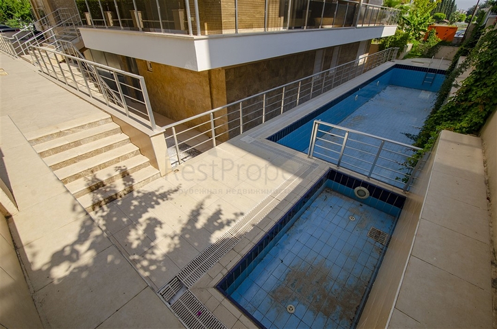 بناء كامل يصلح لان يكون شققاً فندقية من 15 غرفة في غورسو كونيالتي أنطاليا 200 م إلى البحر 