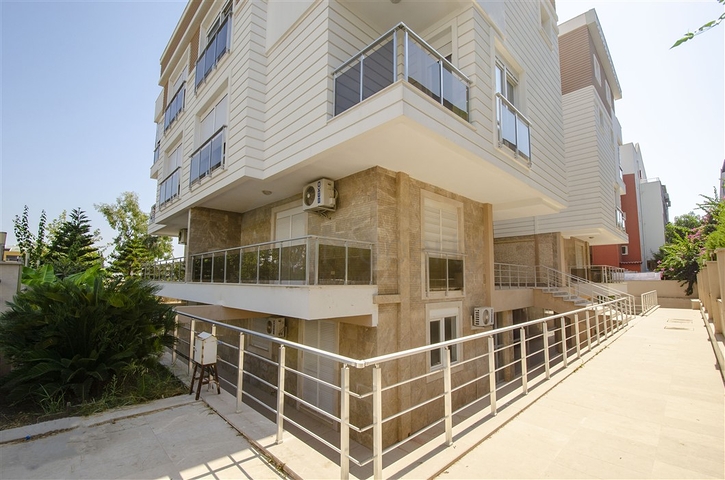 بناء كامل يصلح لان يكون شققاً فندقية من 15 غرفة في غورسو كونيالتي أنطاليا 200 م إلى البحر 