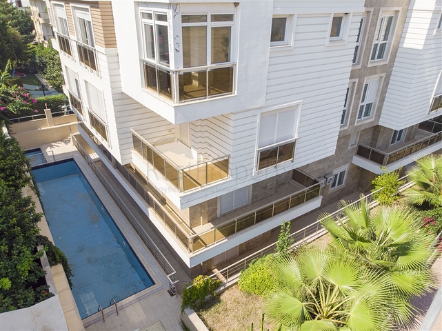 بناء كامل يصلح لان يكون شققاً فندقية من 15 غرفة في غورسو كونيالتي أنطاليا 200 م إلى البحر 