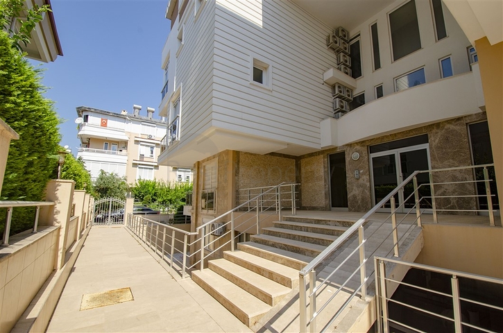 بناء كامل يصلح لان يكون شققاً فندقية من 15 غرفة في غورسو كونيالتي أنطاليا 200 م إلى البحر 