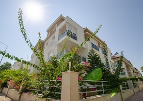 بناء كامل يصلح لان يكون شققاً فندقية من 15 غرفة في غورسو كونيالتي أنطاليا 200 م إلى البحر 