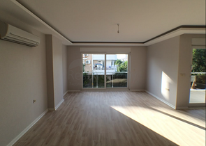 بناء كامل يصلح لان يكون شققاً فندقية من 15 غرفة في غورسو كونيالتي أنطاليا 200 م إلى البحر 