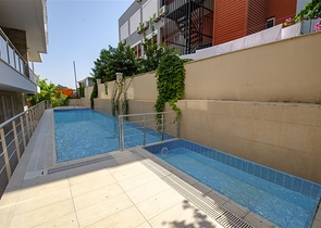 بناء كامل يصلح لان يكون شققاً فندقية من 15 غرفة في غورسو كونيالتي أنطاليا 200 م إلى البحر 