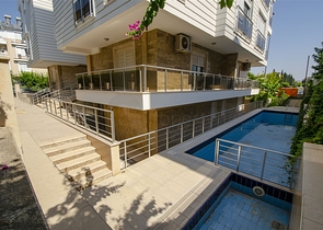 بناء كامل يصلح لان يكون شققاً فندقية من 15 غرفة في غورسو كونيالتي أنطاليا 200 م إلى البحر 