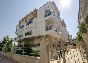 بناء كامل يصلح لان يكون شققاً فندقية من 15 غرفة في غورسو كونيالتي أنطاليا 200 م إلى البحر 