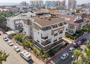 بناء كامل يصلح لان يكون شققاً فندقية من 15 غرفة في غورسو كونيالتي أنطاليا 200 م إلى البحر 