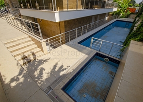 بناء كامل يصلح لان يكون شققاً فندقية من 15 غرفة في غورسو كونيالتي أنطاليا 200 م إلى البحر 