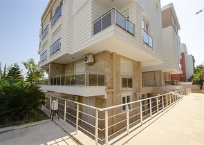 بناء كامل يصلح لان يكون شققاً فندقية من 15 غرفة في غورسو كونيالتي أنطاليا 200 م إلى البحر 