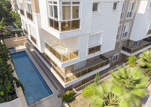 بناء كامل يصلح لان يكون شققاً فندقية من 15 غرفة في غورسو كونيالتي أنطاليا 200 م إلى البحر 