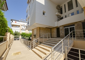 بناء كامل يصلح لان يكون شققاً فندقية من 15 غرفة في غورسو كونيالتي أنطاليا 200 م إلى البحر 