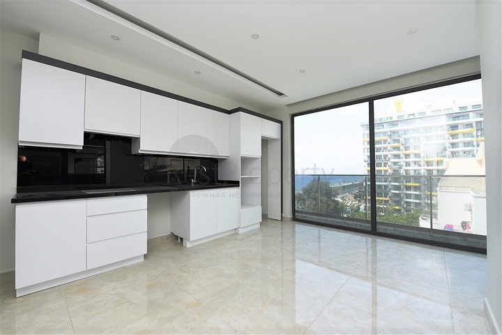 ضمن مجمع سكني خط اول على البحر - شقة غرفتين وصالة 