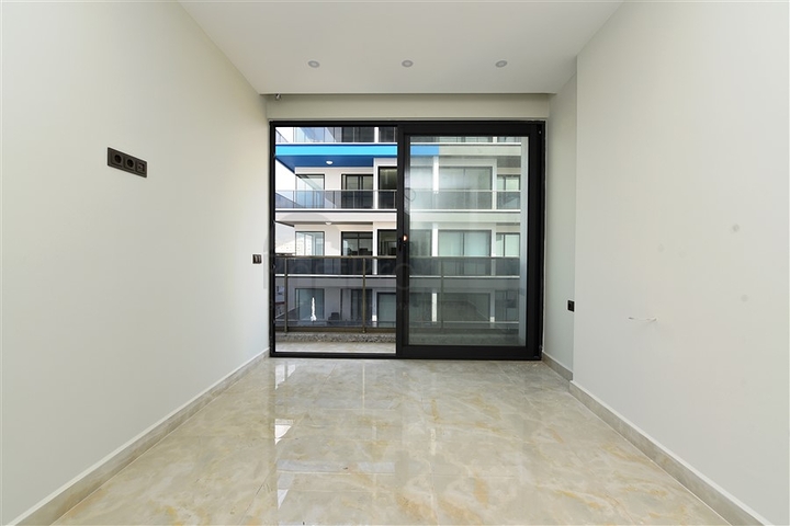 ضمن مجمع سكني خط اول على البحر - شقة غرفتين وصالة 