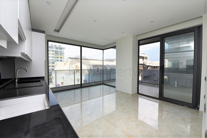 ضمن مجمع سكني خط اول على البحر - شقة غرفتين وصالة 