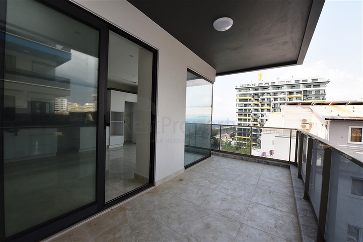 ضمن مجمع سكني خط اول على البحر - شقة غرفتين وصالة 