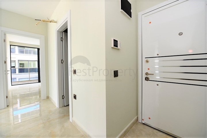 ضمن مجمع سكني خط اول على البحر - شقة غرفتين وصالة 