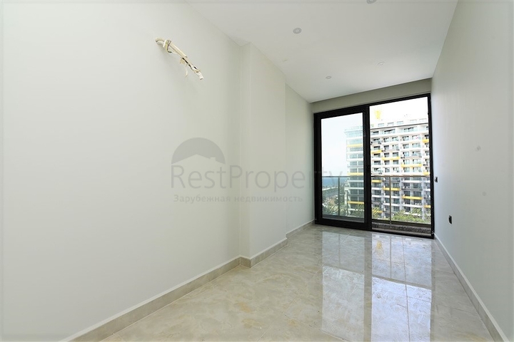 ضمن مجمع سكني خط اول على البحر - شقة غرفتين وصالة 