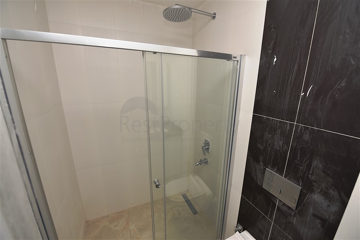 ضمن مجمع سكني خط اول على البحر - شقة غرفتين وصالة 