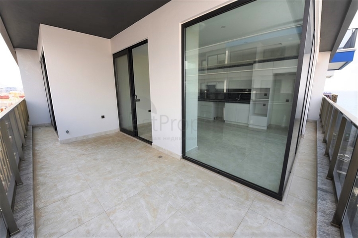 ضمن مجمع سكني خط اول على البحر - شقة غرفتين وصالة 