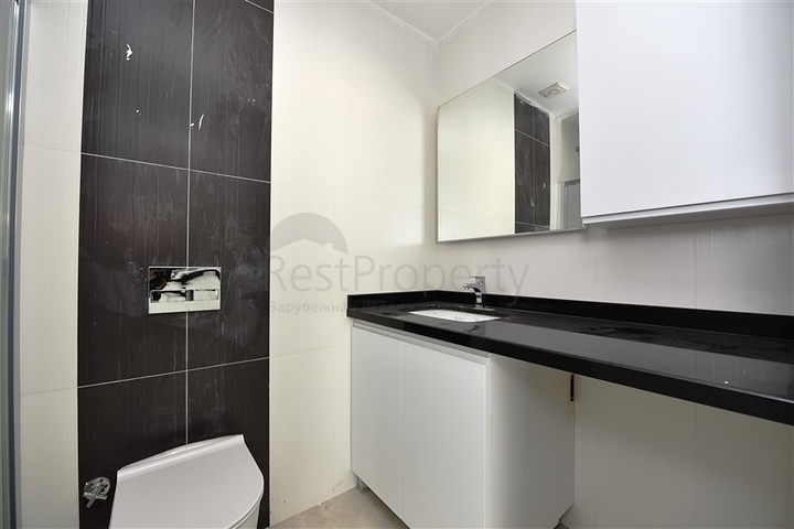 ضمن مجمع سكني خط اول على البحر - شقة غرفتين وصالة 