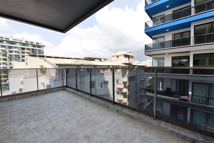 ضمن مجمع سكني خط اول على البحر - شقة غرفتين وصالة 