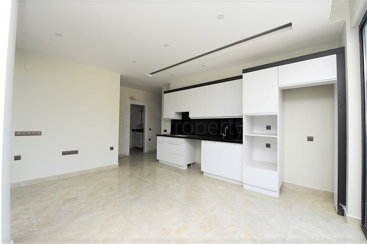 ضمن مجمع سكني خط اول على البحر - شقة غرفتين وصالة 