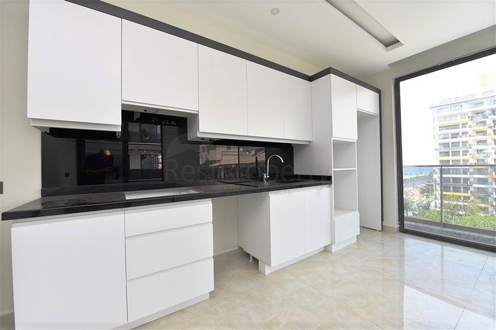 ضمن مجمع سكني خط اول على البحر - شقة غرفتين وصالة 