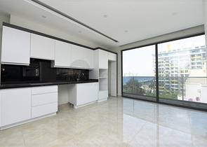 ضمن مجمع سكني خط اول على البحر - شقة غرفتين وصالة 