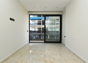 ضمن مجمع سكني خط اول على البحر - شقة غرفتين وصالة 