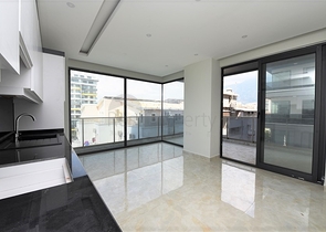 ضمن مجمع سكني خط اول على البحر - شقة غرفتين وصالة 