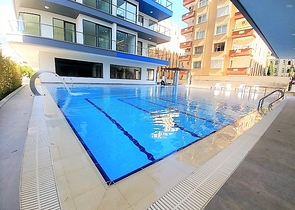 ضمن مجمع سكني خط اول على البحر - شقة غرفتين وصالة 