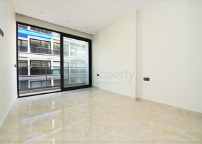 ضمن مجمع سكني خط اول على البحر - شقة غرفتين وصالة 