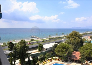 ضمن مجمع سكني خط اول على البحر - شقة غرفتين وصالة 