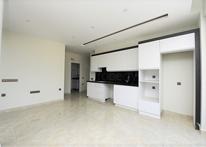 ضمن مجمع سكني خط اول على البحر - شقة غرفتين وصالة 