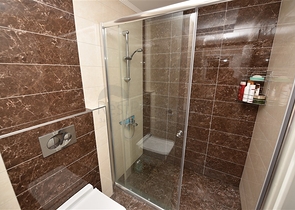 شقة غرفة وصالة مفروشة في مجمع حمس نجوم ضمن منطقة توسمور / الانيا 