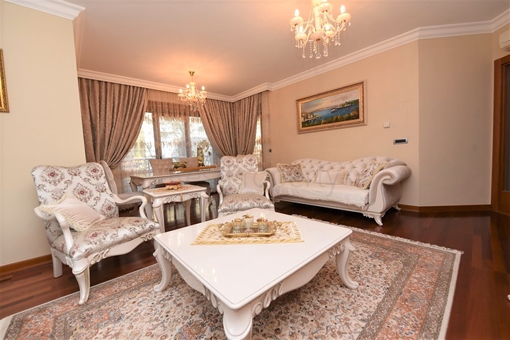 مباشرة على البحر وضمن افخم مجمع في الانيا - شقة فاخرة من تصميم ثلاث غرف وصالة 