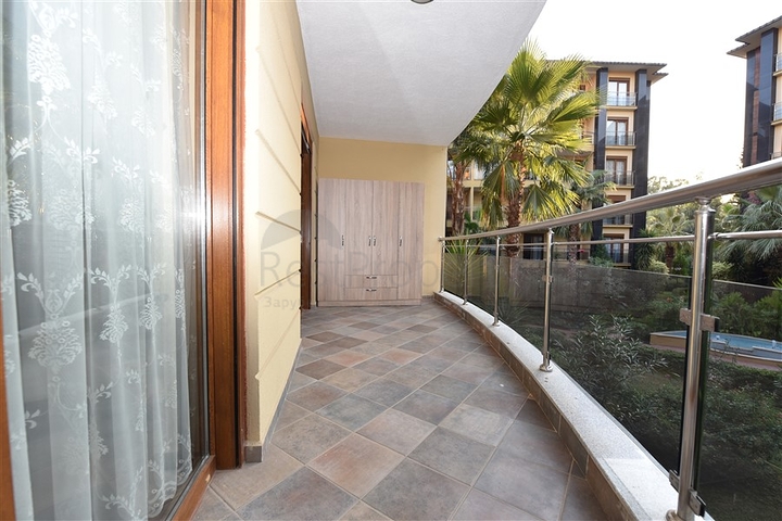 مباشرة على البحر وضمن افخم مجمع في الانيا - شقة فاخرة من تصميم ثلاث غرف وصالة 