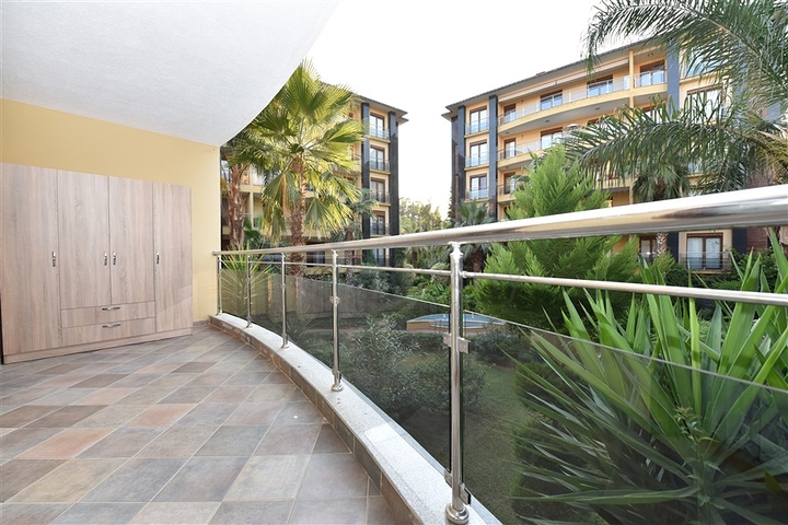 مباشرة على البحر وضمن افخم مجمع في الانيا - شقة فاخرة من تصميم ثلاث غرف وصالة 