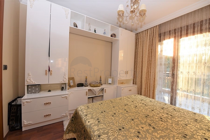 مباشرة على البحر وضمن افخم مجمع في الانيا - شقة فاخرة من تصميم ثلاث غرف وصالة 